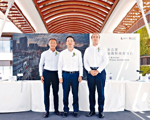 上海前灘太古里,目前出租率達85%。圖右為太古彭國邦,中為陸家嘴集團徐而進,左為太古盧楚麟。