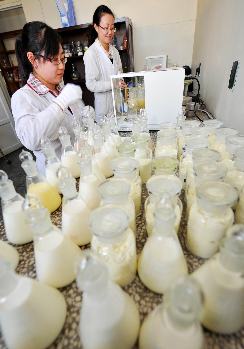 三鹿毒奶粉事件發生後，寧夏相關檢測機構24小時運作，抽檢全區所有乳品企業生產的所有批次。 新華社