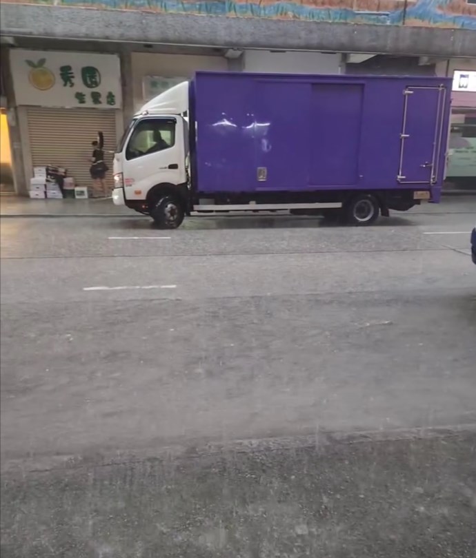 網民:過條馬路濕晒腳,馬路水位浸到上行人路。hklazyslave@Threads截圖 網民:過條馬路濕晒腳,馬路水位浸到上行人路。hklazyslave@Threads截圖