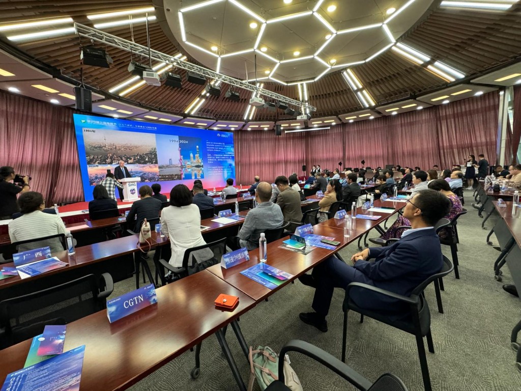 港台代表团出席第二十九届上海电视节「白玉兰对话：全球城市与国际传播」论坛。