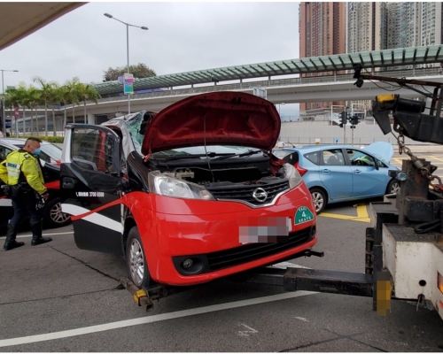 的士與私家車均損毀嚴重。
