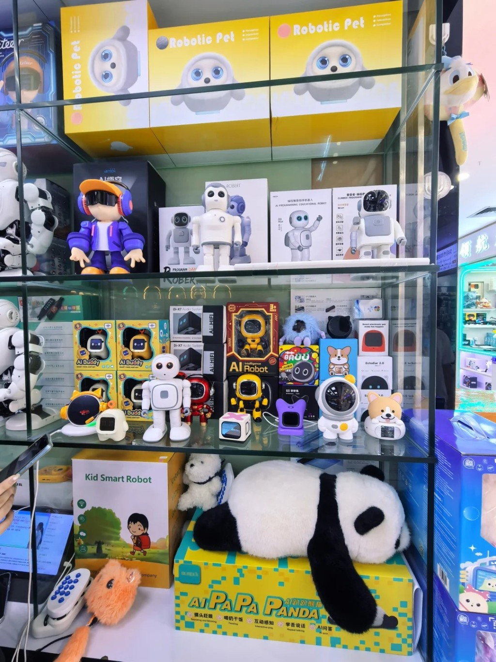 华强北每日有约8000外籍商客抢购国产高科技产品。小红书＠Anna Qiao