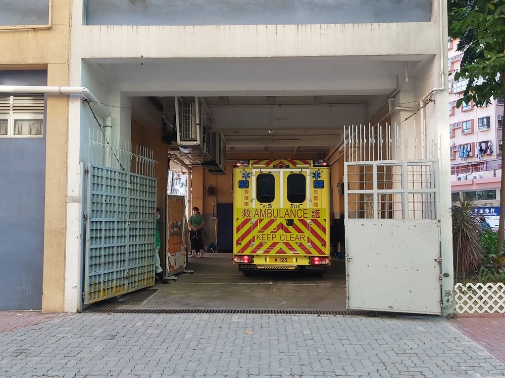 救護車到場將涉案三名兒童送院。