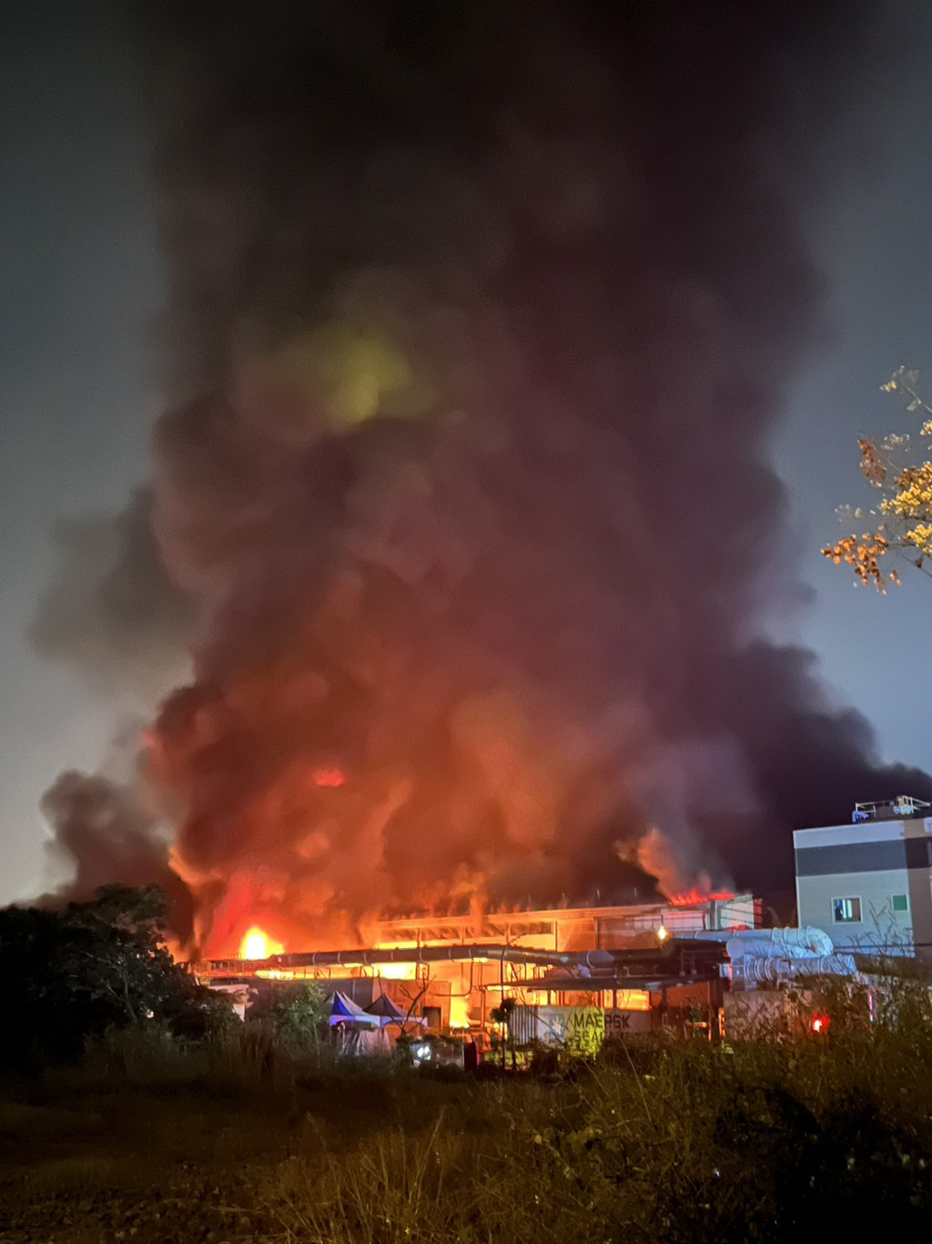 现场不停发生爆炸，厂房全陷火海。 中时