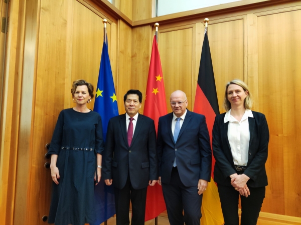 李辉和德国外交部官员会面。