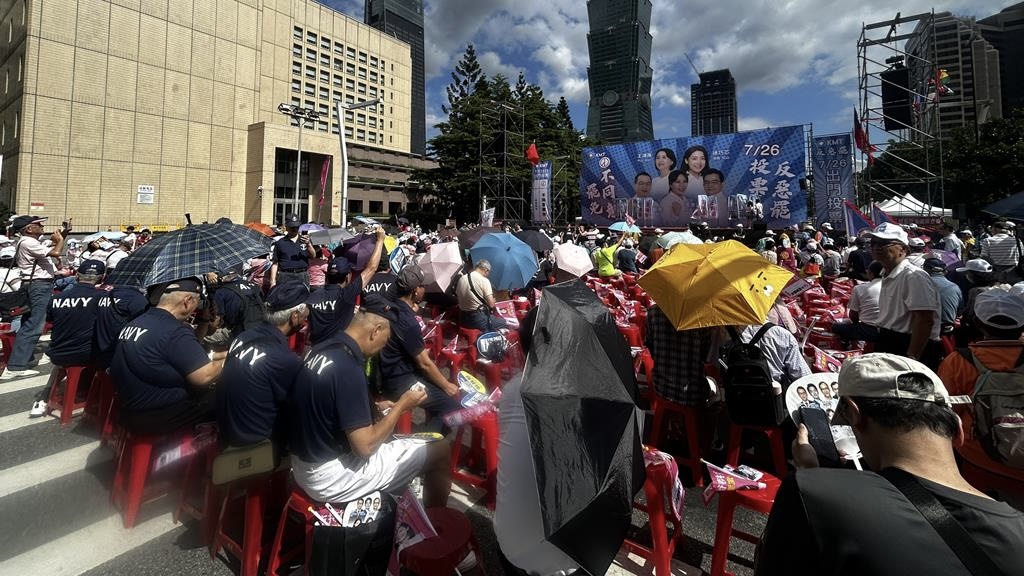 國民黨持續為反惡罷奮鬥,5日下午在台北市政府前廣場舉辦「反惡罷大型宣講活動」,不過天氣過度炎熱,支持者姍姍來遲。 中時