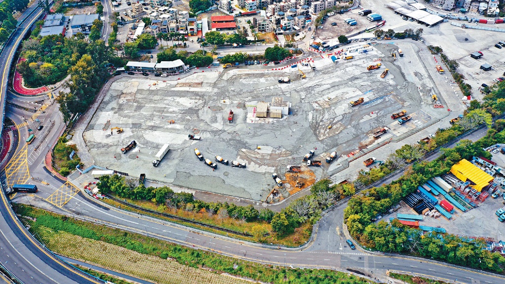 前新田購物城地勢平坦，有道路及水電接駁，可以迅速興建隔離治療設施。