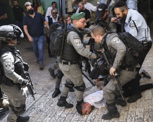 以巴衝突持續以軍拘留了一名巴勒斯坦青年。AP