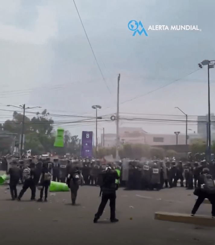 2026世界盃開幕戰揭幕後,阿茲特克體育場外屢見警民衝突。Antifa_Ultras@X/DudekPL4@X 2026世界盃開幕戰揭幕後,阿茲特克體育場外屢見警民衝突。Antifa_Ultras@X/DudekPL4@X