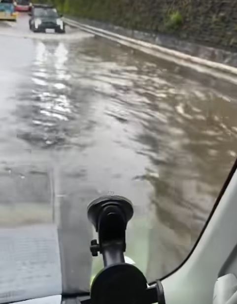 大埔水圍對出水浸。fb「D18 - 大埔友」影片截圖