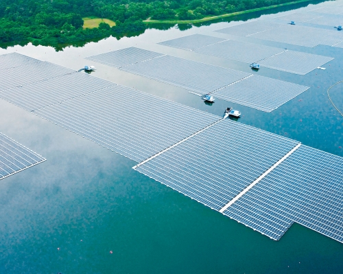 新加坡登格浮動太陽能電場開幕，電池板覆蓋登格蓄水池三分之一的水面。
