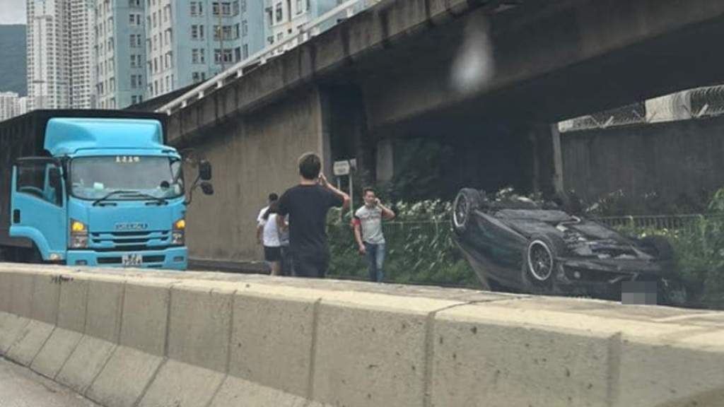 九龍灣私家車自炒反肚 司機乘客幸無礙。馬路的事 (即時交通資訊台)FB