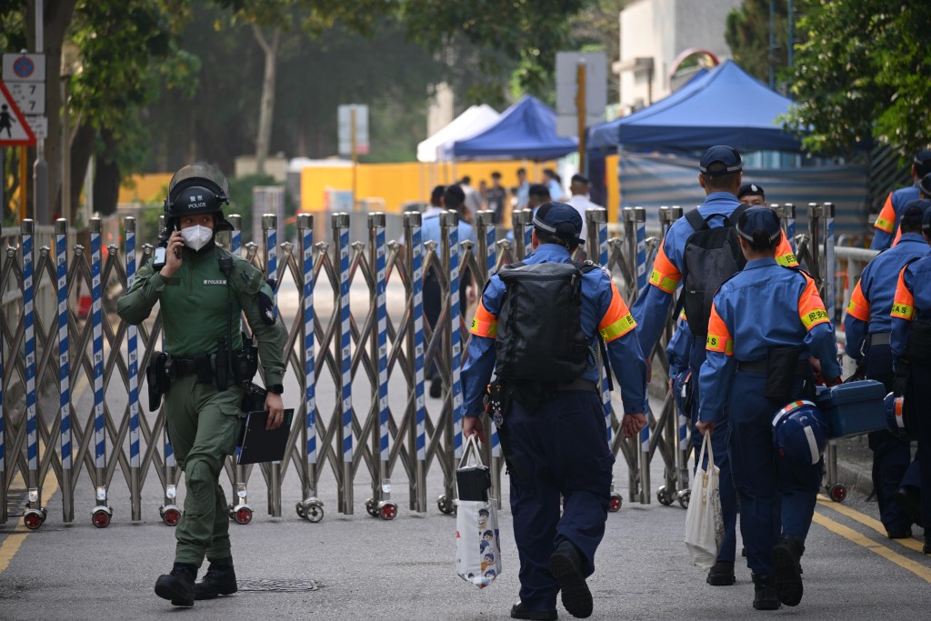 現場有警務人員戒備。