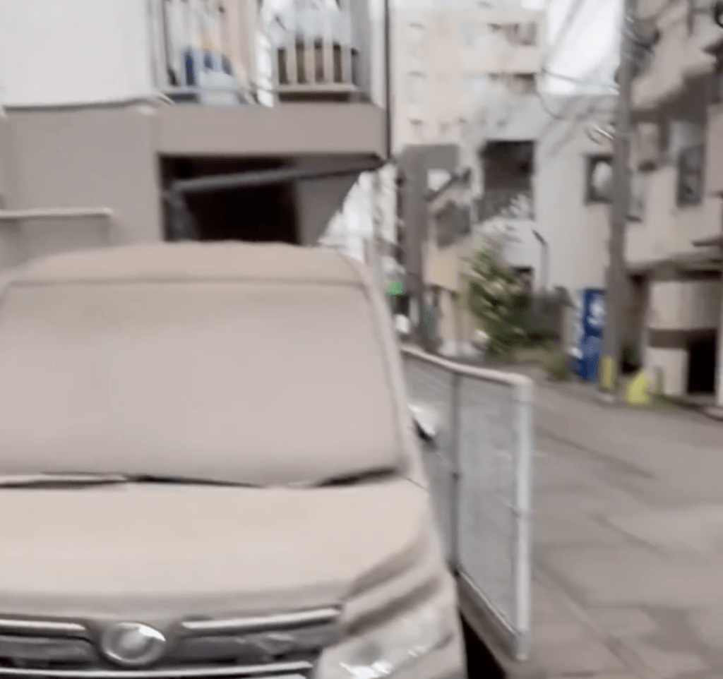 停泊在路边的私家车全部“变装”，表面满是灰色泥浆。