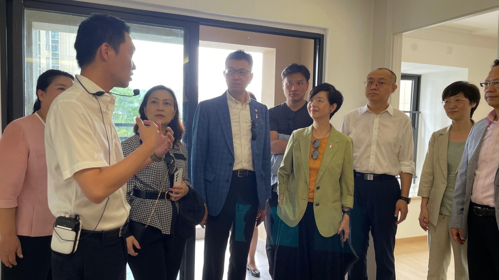 何永賢夥立會議員參觀深圳保障性住房 借鑑經驗推進智慧屋邨管理
