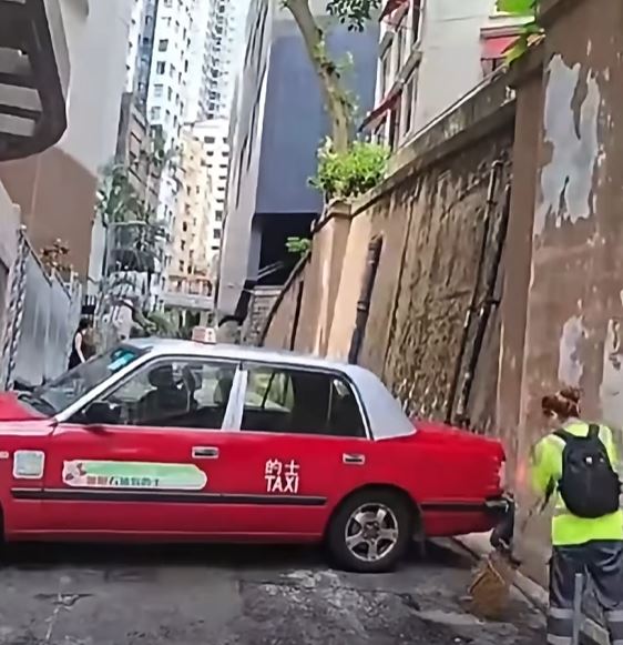 清潔女工在場清理的士遺下的碎片。fb「車cam L（香港群組）」影片截圖