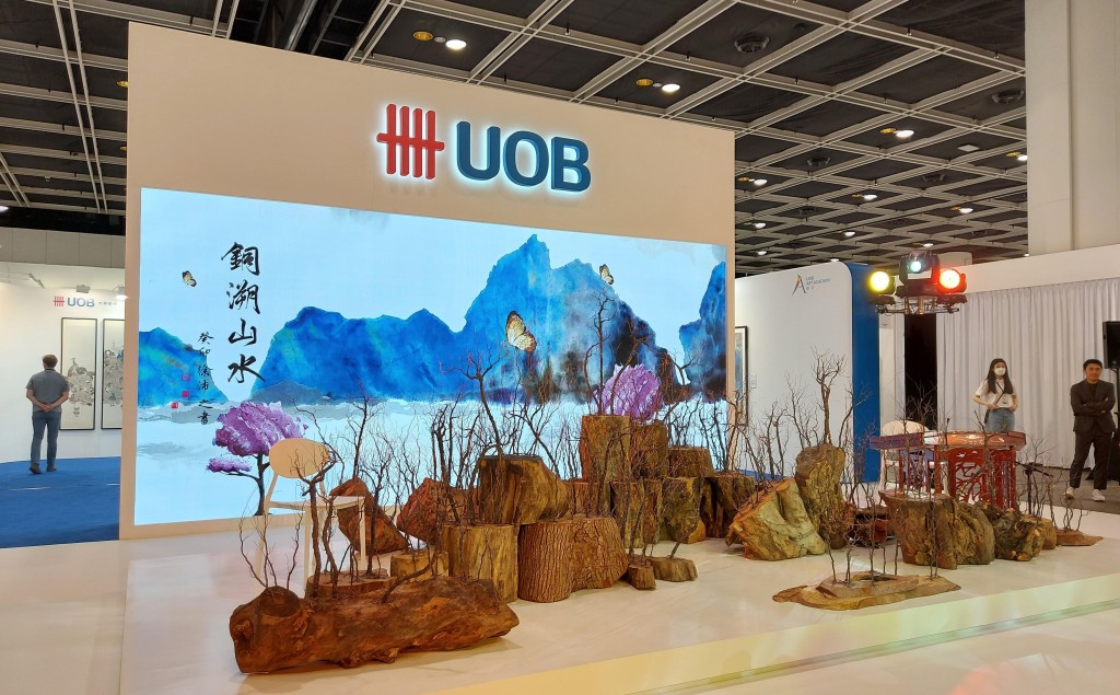 藝術家楊國芬博士創作的大型互動新水藝術裝置《銅溯山水》，由回收木材及鐵枝等製作而成