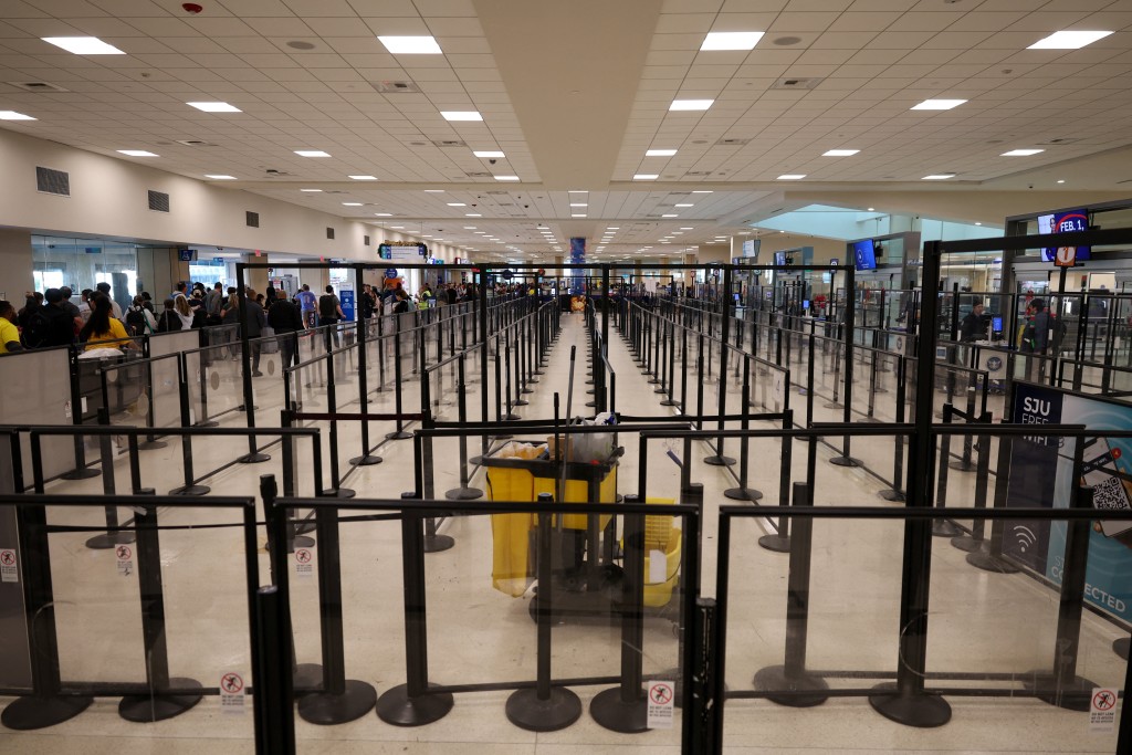 美國逾千班航班取消，機場人流減少。路透社