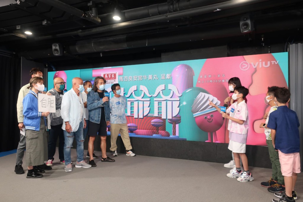 众人在台上玩游戏。