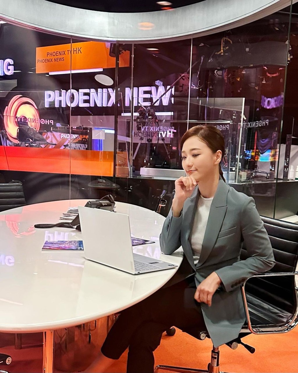 相隔11年，林燕玲去年終重返幕前，現為鳳凰衛視香港台新聞主播及節目主持。