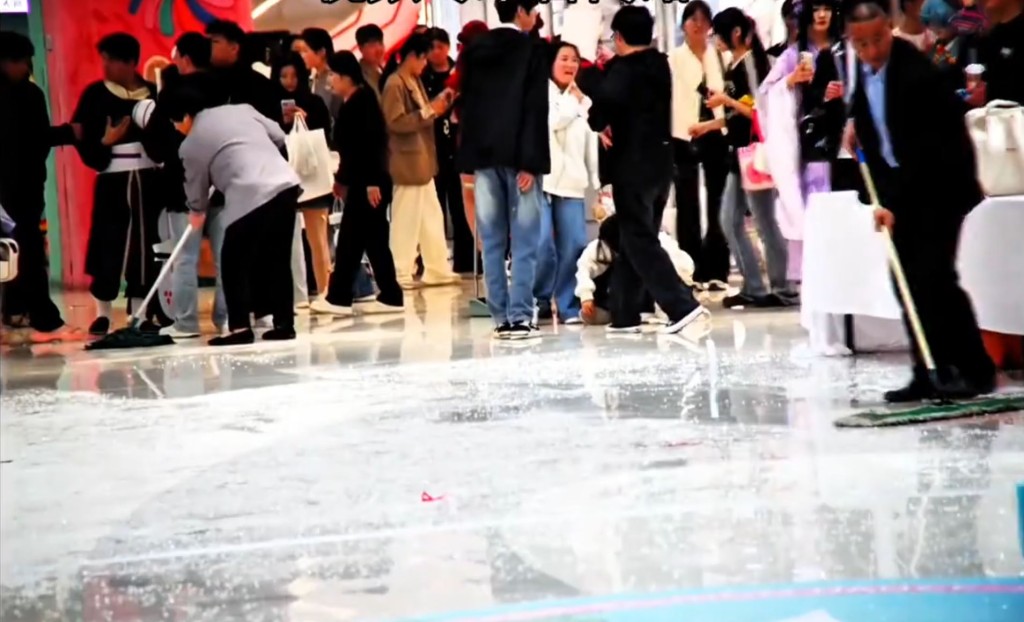 河南有开业仅2月商场爆天幕洒玻璃雨致多人浴血。抖音