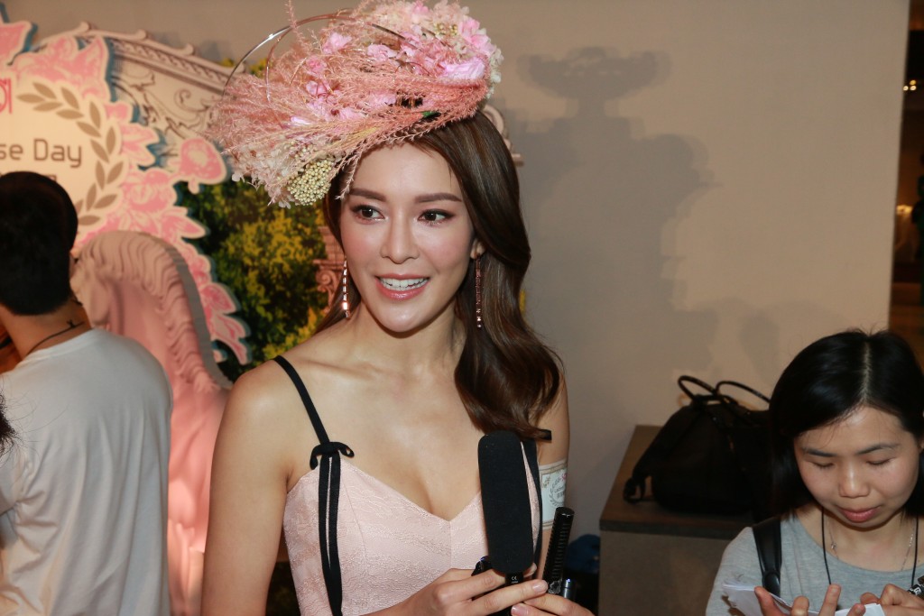 張曦雯表示頭上的帽是好友為她打造。