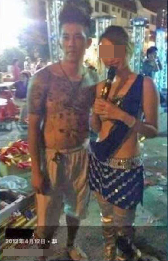 肉檔阿威（左）赤裸上身照流出，照片於2012年上載。