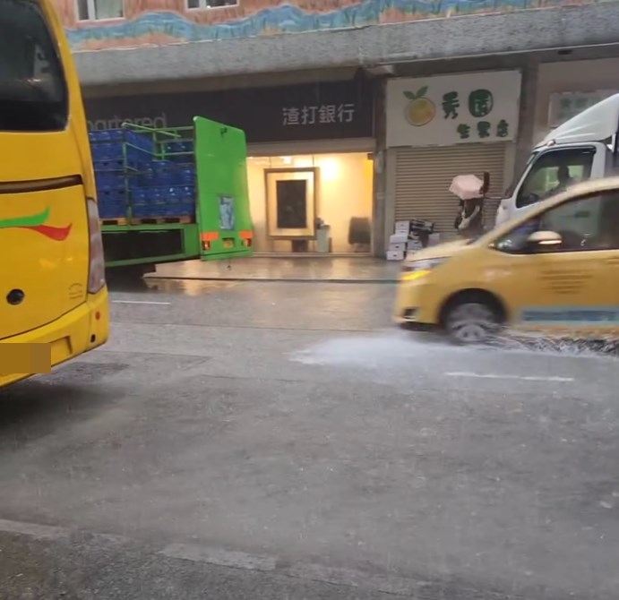 網民:過條馬路濕晒腳,馬路水位浸到上行人路。hklazyslave@Threads截圖 網民:過條馬路濕晒腳,馬路水位浸到上行人路。hklazyslave@Threads截圖