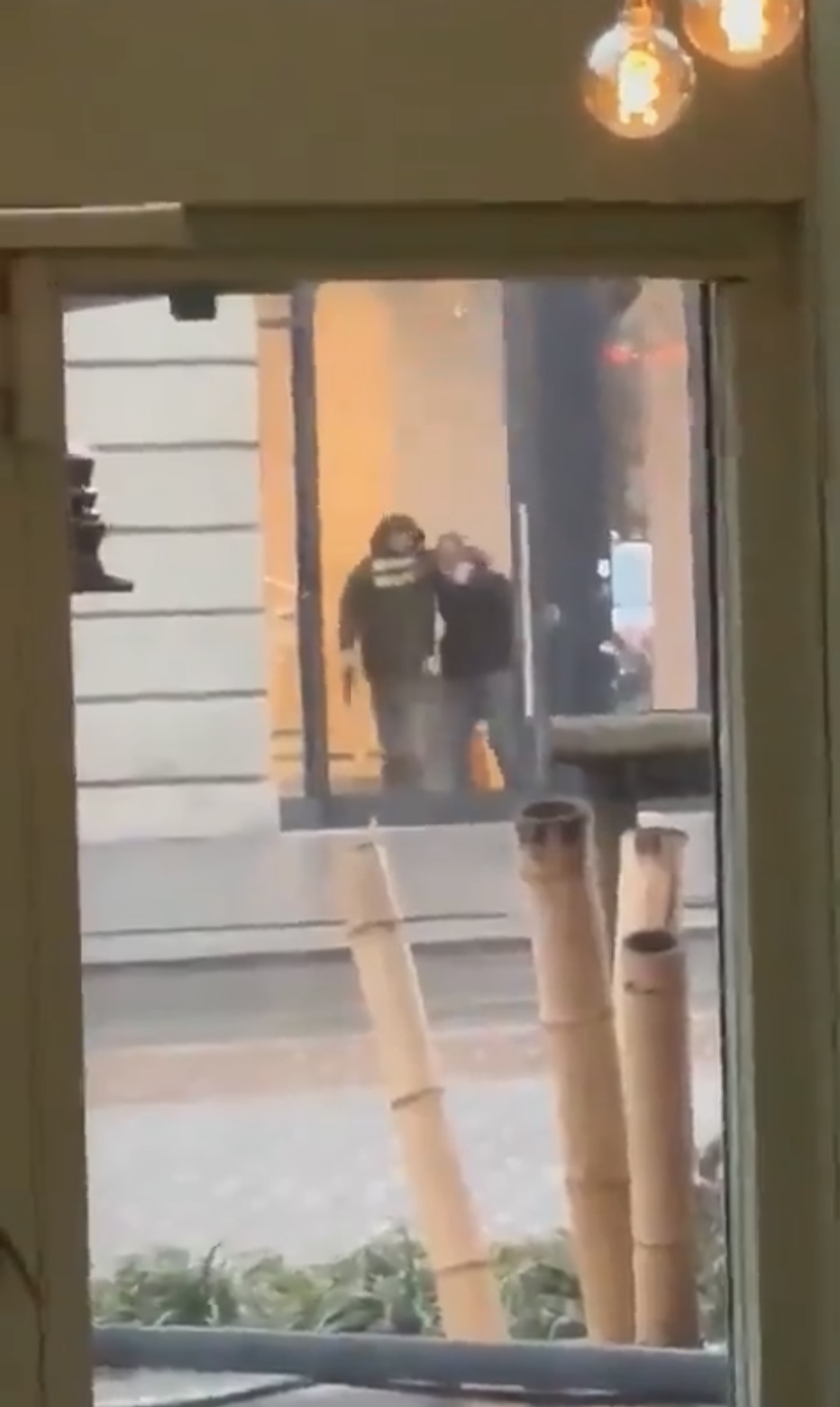 网传影片显示可疑人物手持类似枪的物体，将人质带到窗前。 X