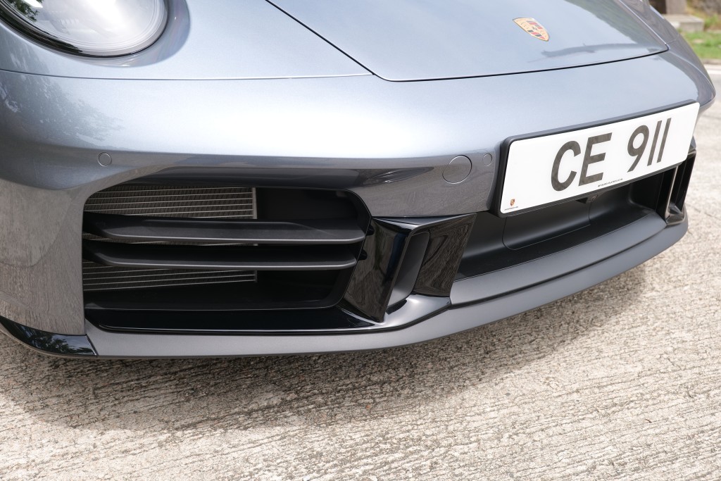 2025年版保時捷Porsche 911 Carrera Cabriolet (992.2)車頭泵把兩邊散熱口面積加大了。