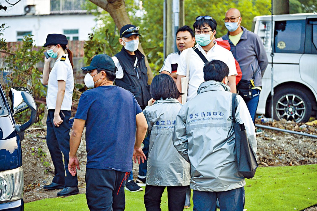 元朗崇山新村發現本港今年首宗登革熱，衞生防護中心人員到場視察。