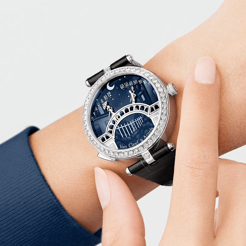 相關名錶為梵克雅寶（ Van Cleef & Arpels）旗下錶款「Lady Arpels Pont des Amoureux」。梵克雅寶官網圖片