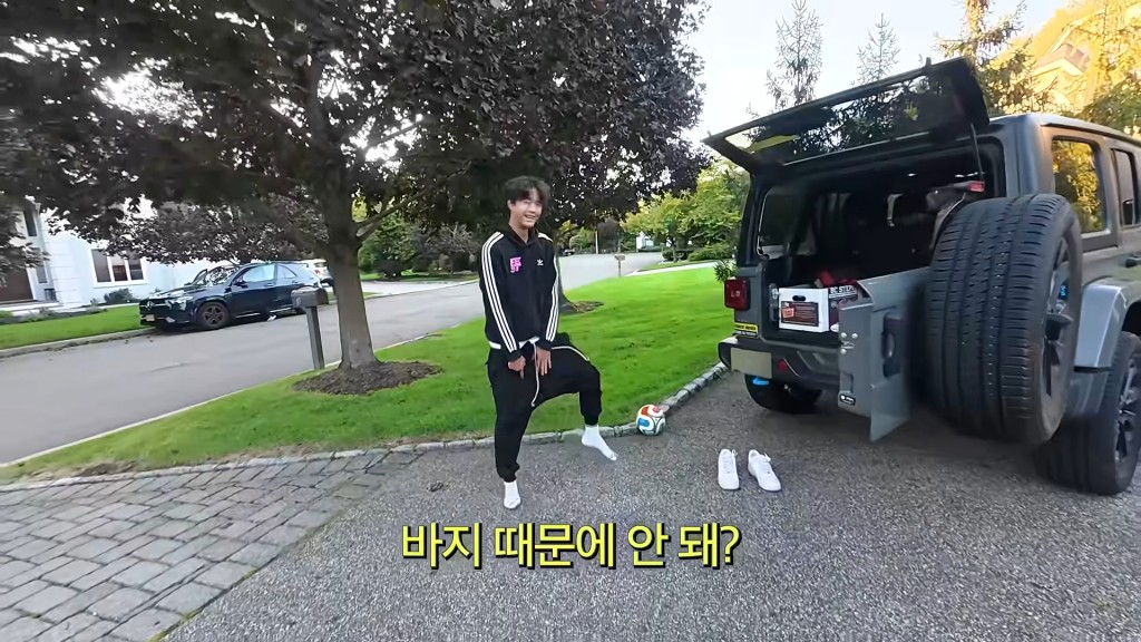 權祿熙在吉普車擺放不少足球用具。
