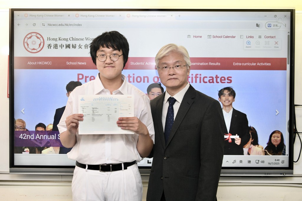 Henry跟香港中國婦女會中學楊志強校長（圖片來源：資料圖片）