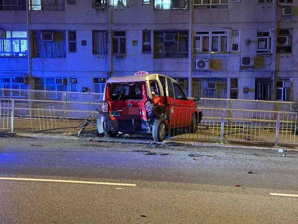 約4米行人路欄杆被撞毀。網圖