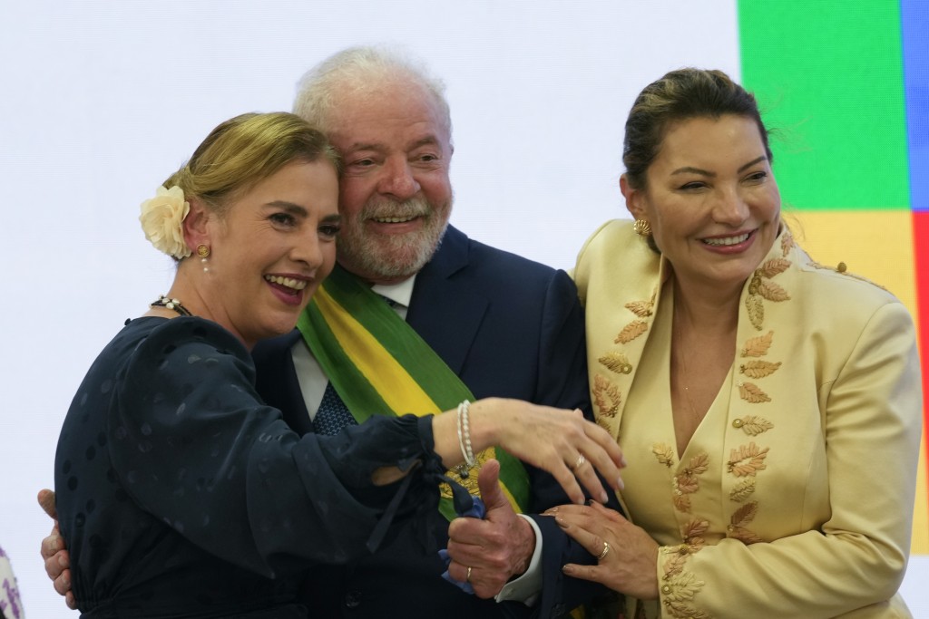  巴西新总统卢拉（中）与妻子席尔瓦（右）拥抱墨西哥总统奥夫拉多尔的妻子比阿特丽斯。AP
