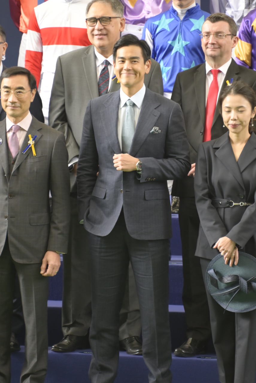 彭于晏以优雅形象大使身份出席在沙田马场举行的2022「浪琴香港国际赛事」。