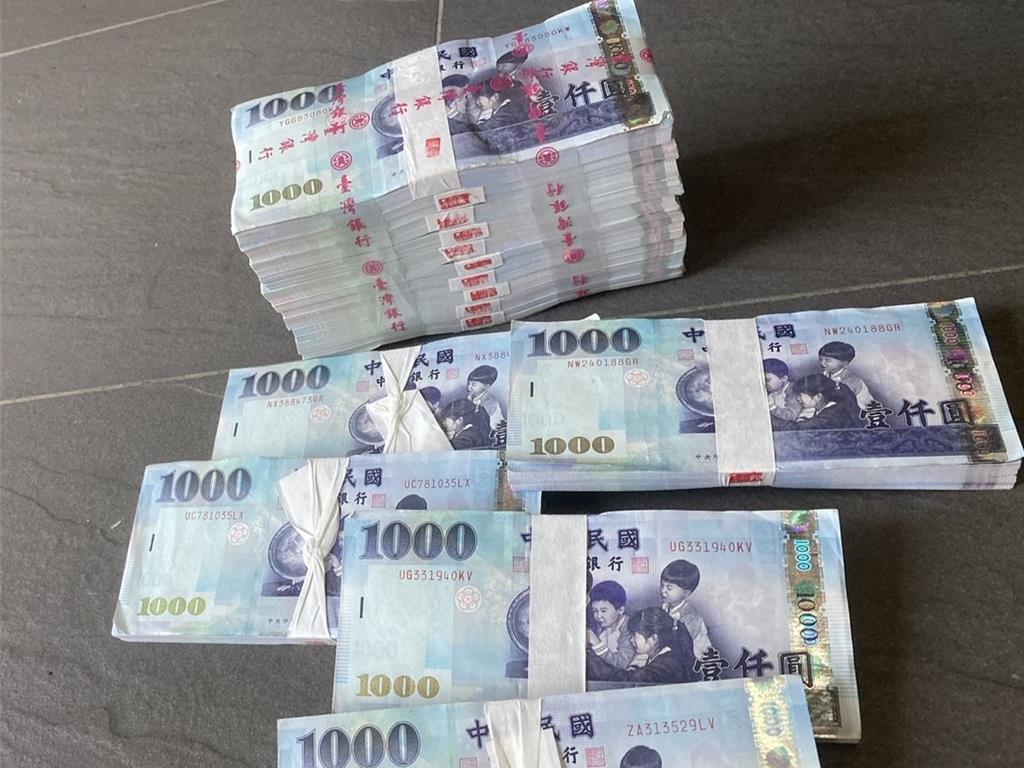 ２名港男因欠債到台灣當詐騙集團車手，到ATM機取錢。示意圖。中時