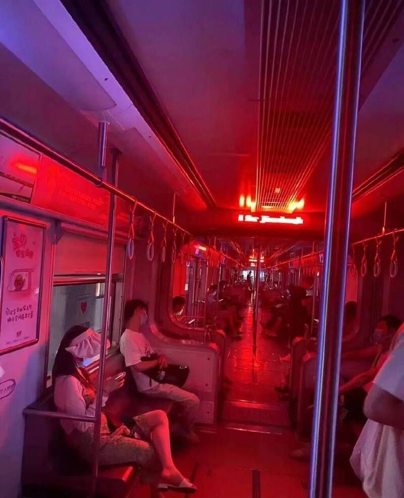 重庆地铁车厢泛红光，气氛诡异惊悚。