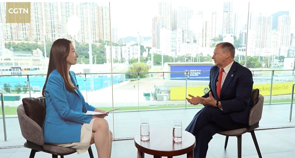 會行政總裁應家柏接受中央電視台中國環球電視網訪問。訪問片段截圖