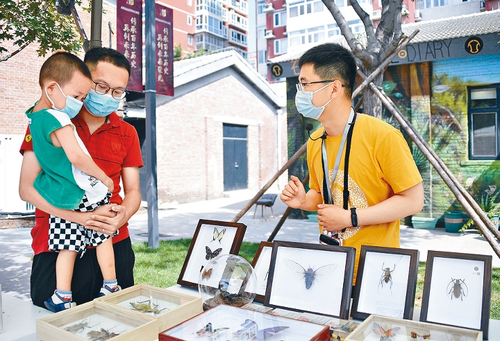 石探記科學體驗中心的工作人員，向訪客展示一系列動物標本。（新華社資料圖片）