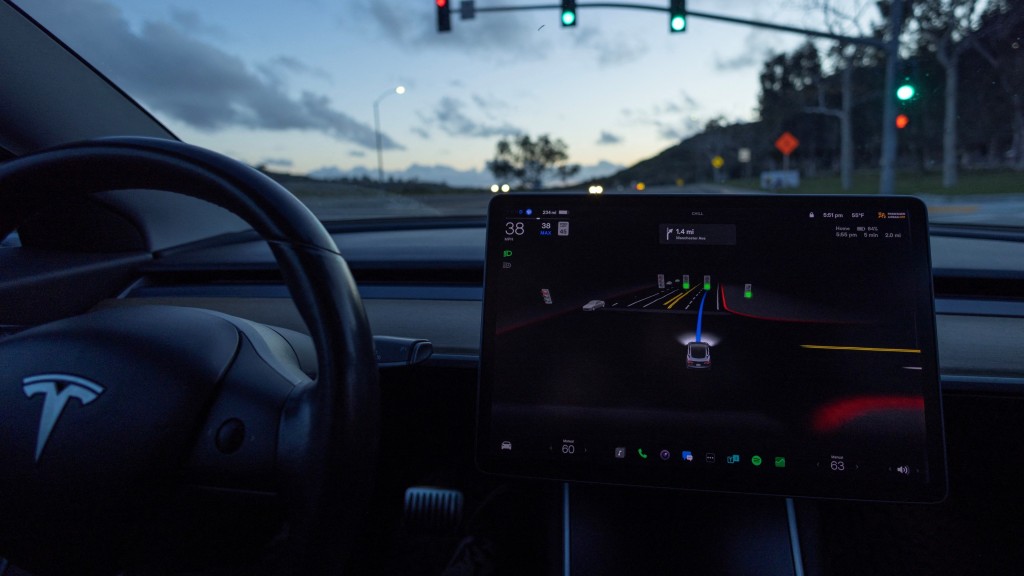 特斯拉Model 3 的駕駛員輔助系統 Autopilot。  路透社