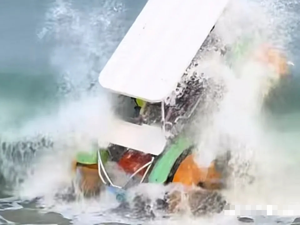 受巨浪袭击，在深圳大梅沙有沙滩车翻侧。南方都市报