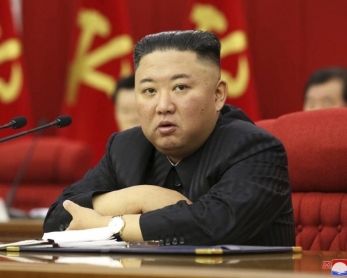 朝鮮勞動黨總書記金正恩近日消瘦原因為其親信懇請金正恩到鄉下進行「減肥」。美聯社資料圖片