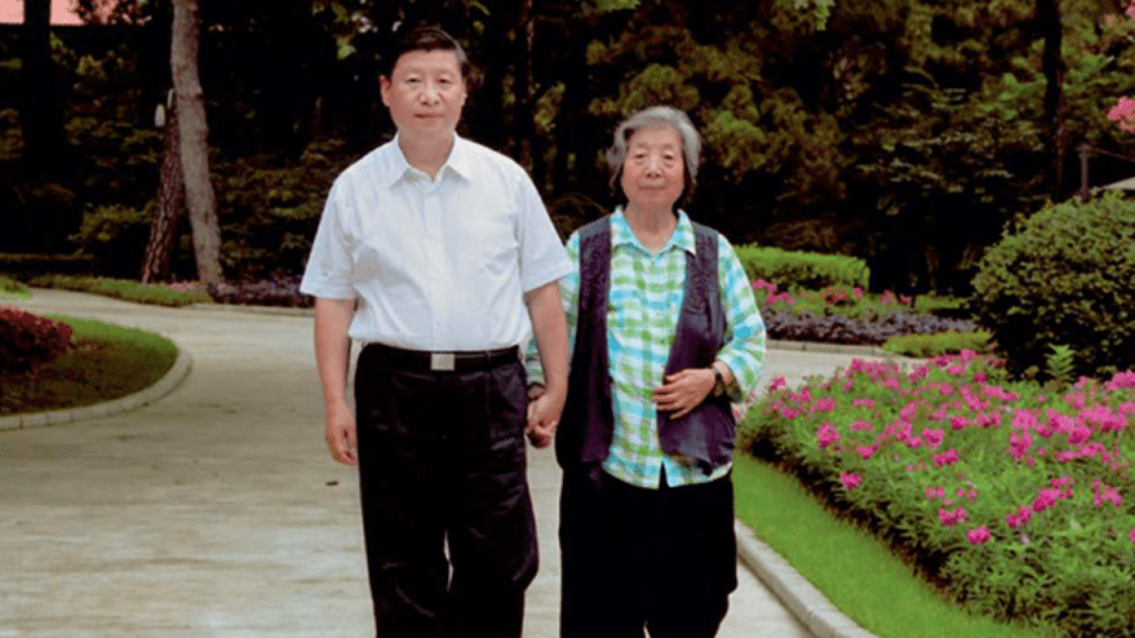 習近平與母親齊心。  ​