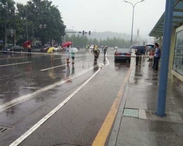 消防員封鎖附近道路。