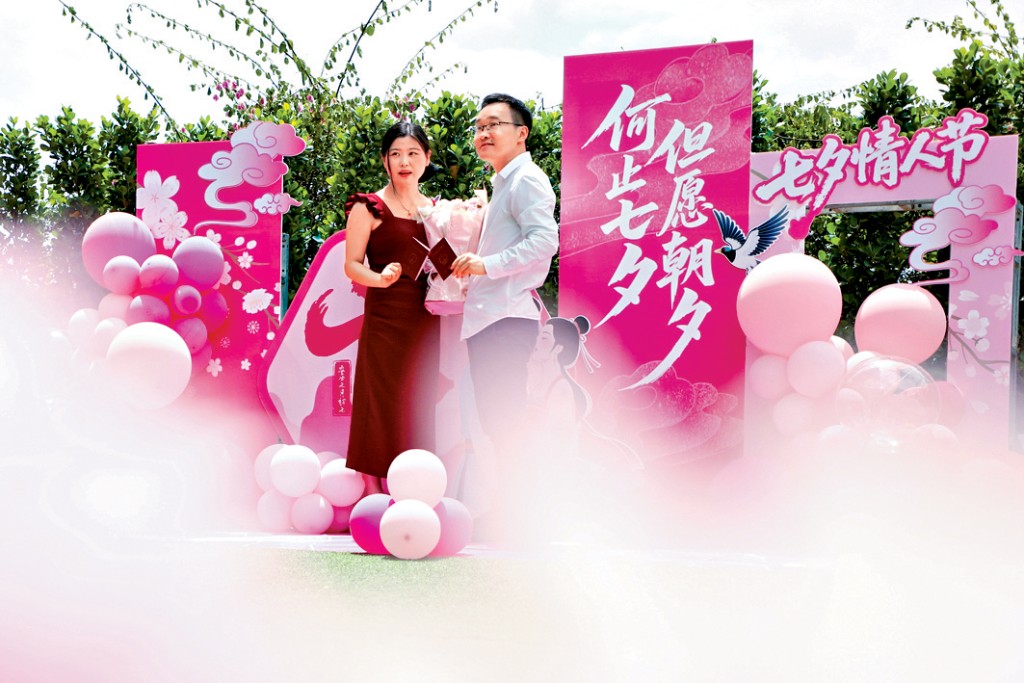 福建廈門一對新人領取結婚證後拍照留念。