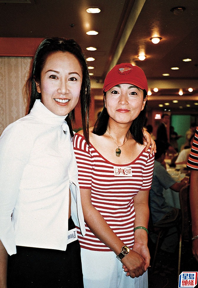 呂珊（左）中學畢業後成為酒廊歌手，曾跟梅艷芳、張德蘭在荔園唱歌表演，後來獲公司賞識推出唱片。