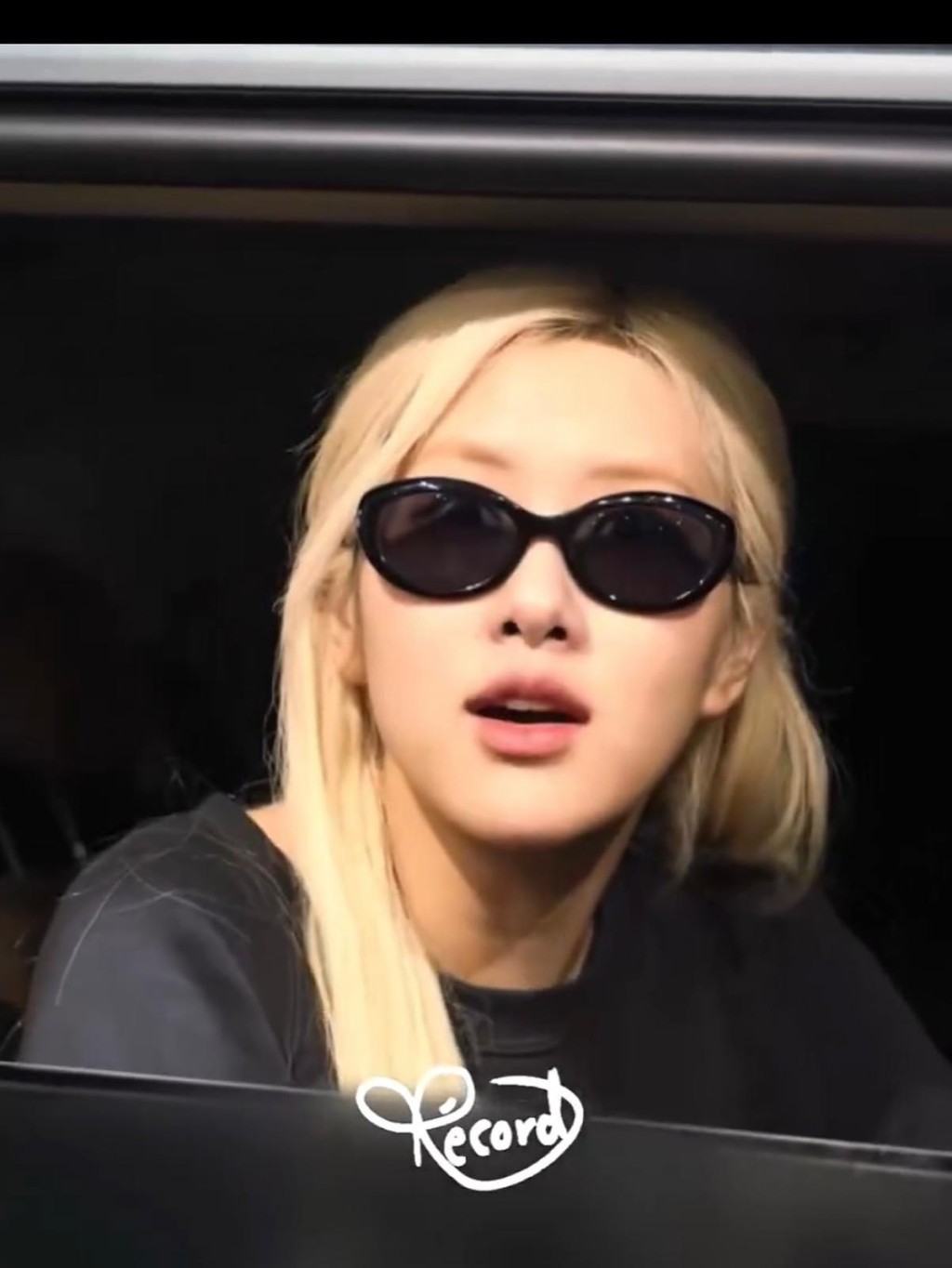 Rosé在進入機場前,不忘與fans揮手道別。 Rosé在進入機場前,不忘與fans揮手道別。