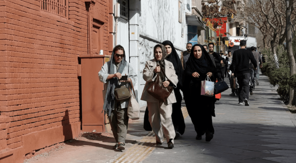 戰火彌漫下,伊朗首都德黑蘭的民眾神色緊張。路透社 戰火彌漫下,伊朗首都德黑蘭的民眾神色緊張。路透社